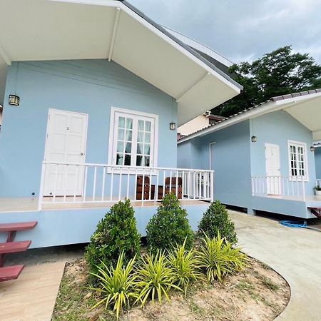บ้านพักดีมีทรัพย์ Baan Pakdee Meesub Uthai Thani Exterior photo